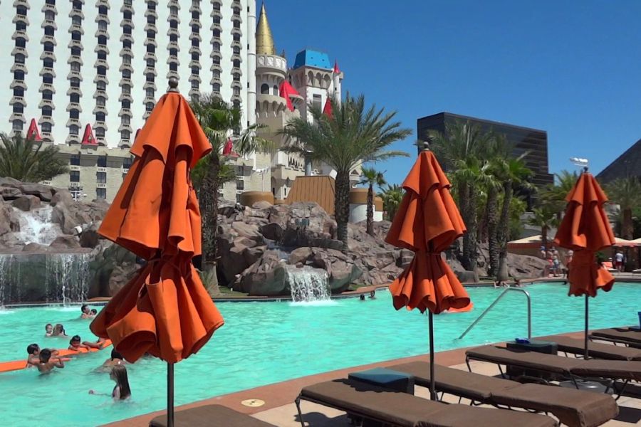 Las-Vegas-excalibur-hotel-pool-view